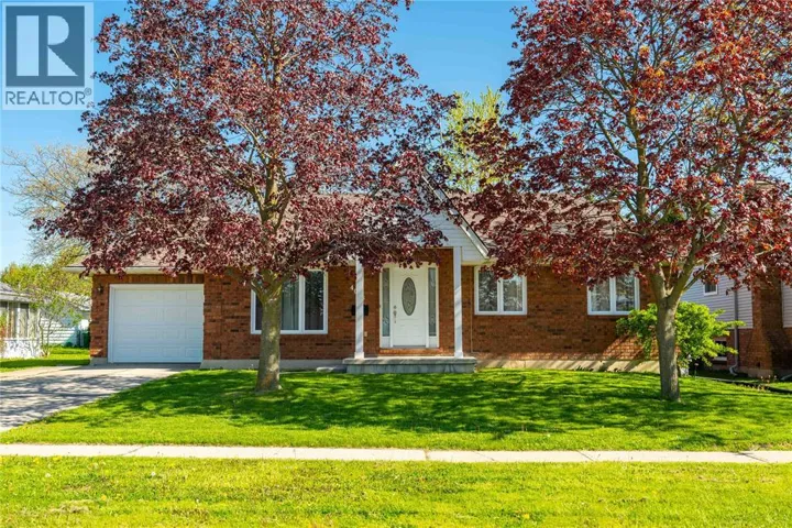4076 MAPLE STREET, Petrolia, Ontario N0N1R0
