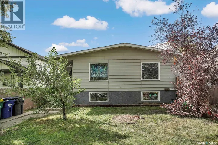 327 S AVENUE S, Saskatoon, Saskatchewan S7M3A1