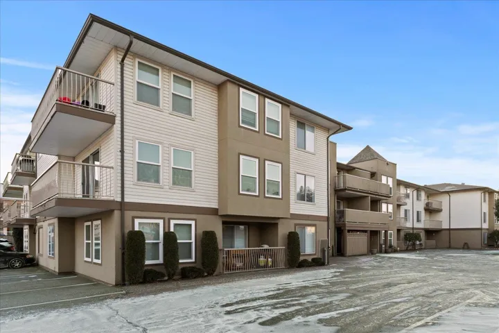 208 45702 WATSON ROAD, Garrison Crossing, Chilliwack, British Columbia V2R3E6