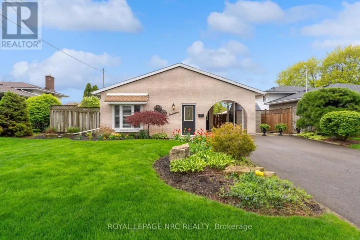 17 BARANIUK STREET, St. Catharines (Lakeport), Ontario L2N1N4