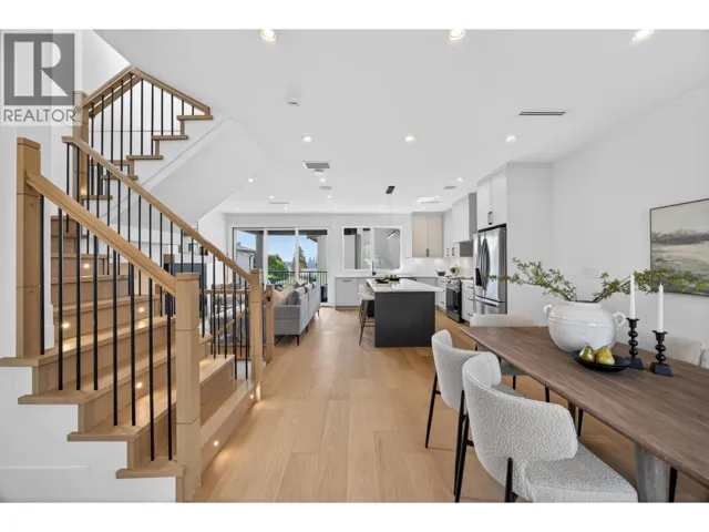 1152 CHARLAND AVENUE, Coquitlam, British Columbia V3K3L1