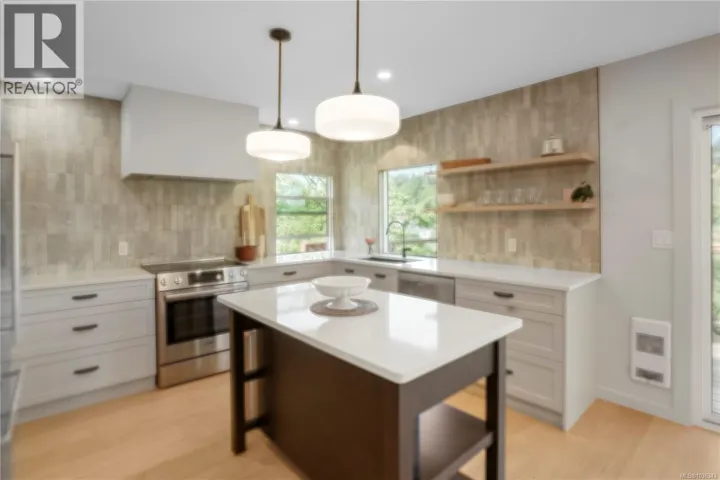 1071 Hyacinth Ave, Saanich, British Columbia V8Z2S7