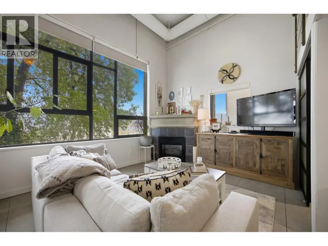 2001 WALL STREET, Vancouver, British Columbia V5L5E4