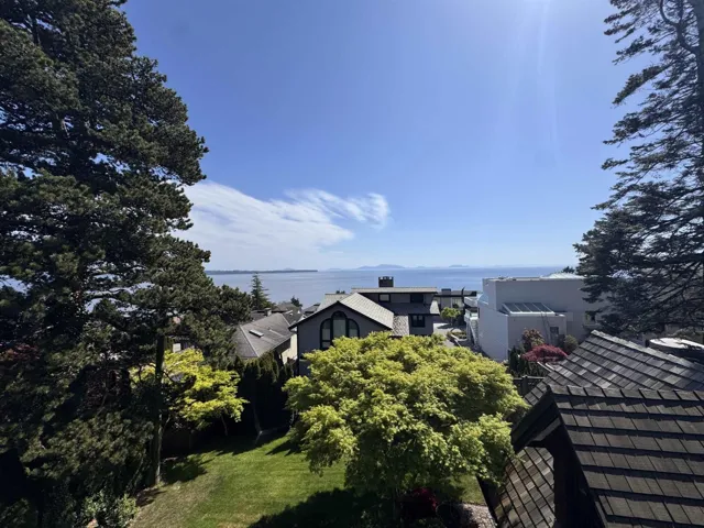 13136 MARINE DRIVE, Surrey, British Columbia V4A1E7