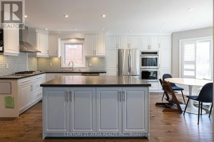35 VERSAILLES COURT, Richmond Hill (Crosby), Ontario L4C8V6