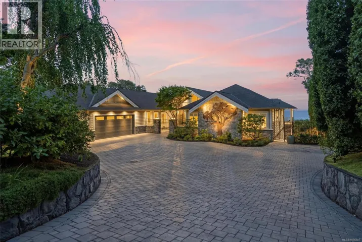 2226 Arbutus Rd, Saanich, British Columbia V8N1V3
