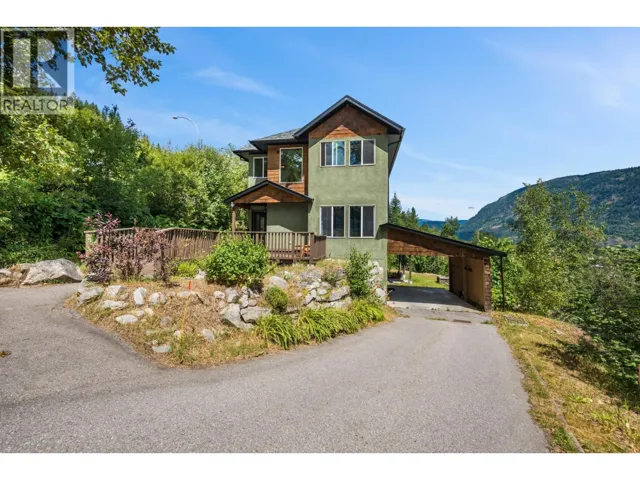1533 WOODLAND Drive, Castlegar, British Columbia V1N4J4
