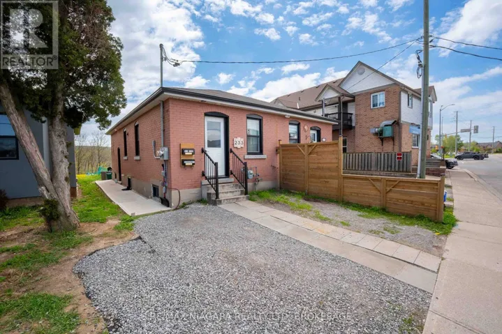 233 PELHAM ROAD, St. Catharines (Western Hill), Ontario L2S1W8