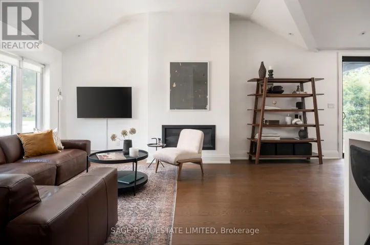 7 RATHGAR AVENUE, Toronto (Etobicoke West Mall), Ontario M9C2E7