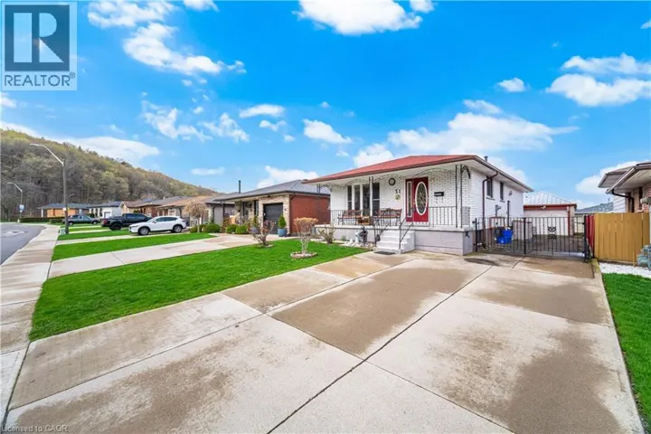 31 SUMMERCREST Drive, Hamilton, Ontario L8K6G5