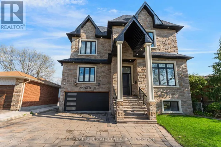 252 PAISLEY BOULEVARD W, Mississauga (Cooksville), Ontario L5B2A4