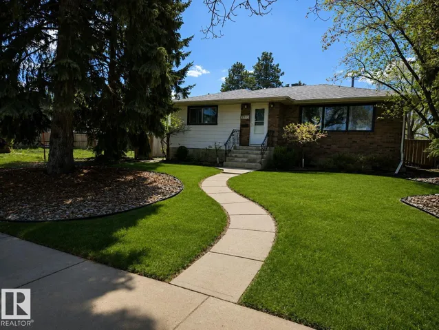8239 93A AV NW, Edmonton, Alberta T6C1V5