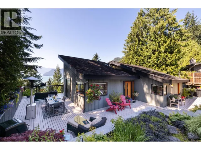 120 MOUNTAIN DRIVE, Lions Bay, British Columbia V0N2E0