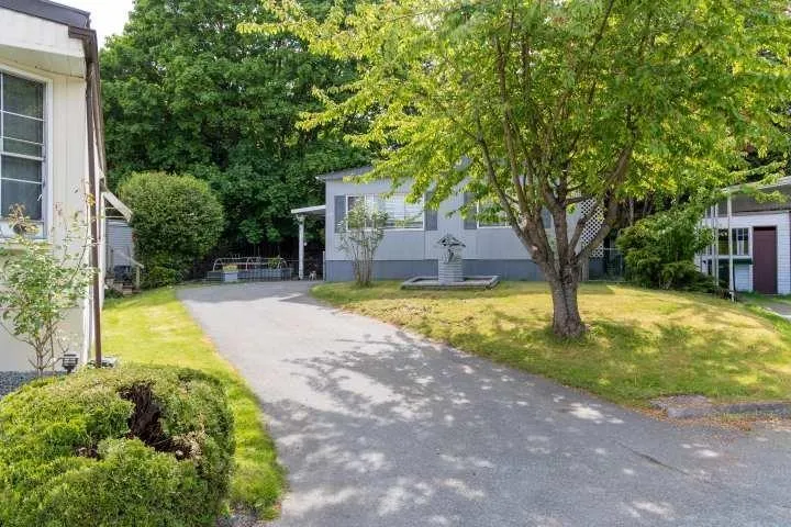 115 8220 KING GEORGE HIGHWAY, Surrey, British Columbia V3W6E1