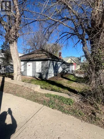 74 2 Street SE, Medicine Hat, Alberta T1A0B7