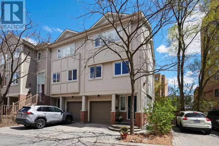 15 SCHOOLHOUSE PRIVATE, Ottawa, Ontario K1M2J5