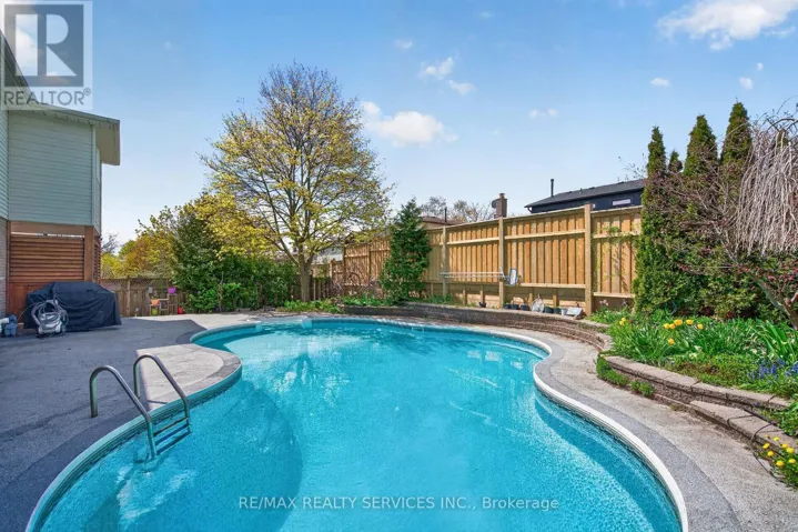 2 DUNBAR DRIVE, Whitby (Blue Grass Meadows), Ontario L1N6R7