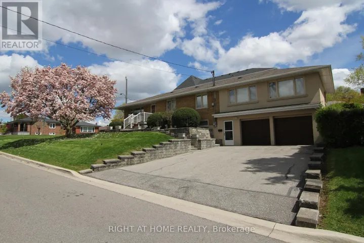 2 MANRESA LANE, Toronto (Maple Leaf), Ontario M6L1H4