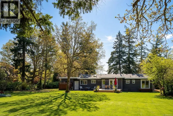 826 Birch Rd, North Saanich, British Columbia V8L5R9