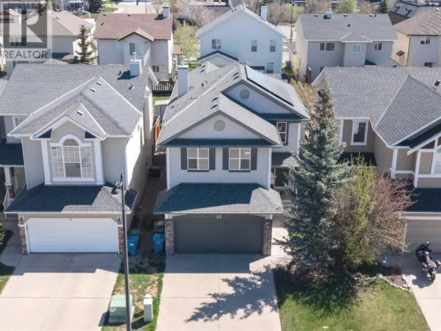 32 Cougarstone Square SW, Calgary, Alberta T3H5J4