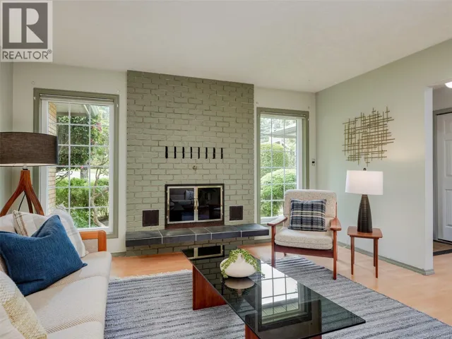 4905 Alamida Cres, Saanich, British Columbia V8Y2T3