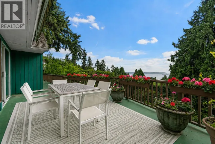 2660 QUEENS AVENUE, West Vancouver, British Columbia V7V2Z1