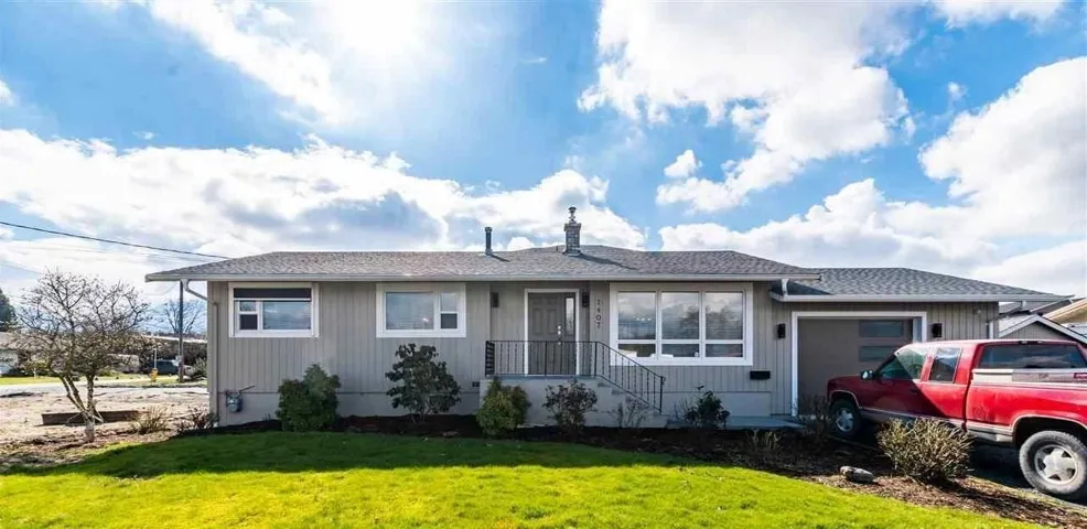 7407 CRESTWOOD DRIVE, Sardis West Vedder, Chilliwack, British Columbia V2R1K2