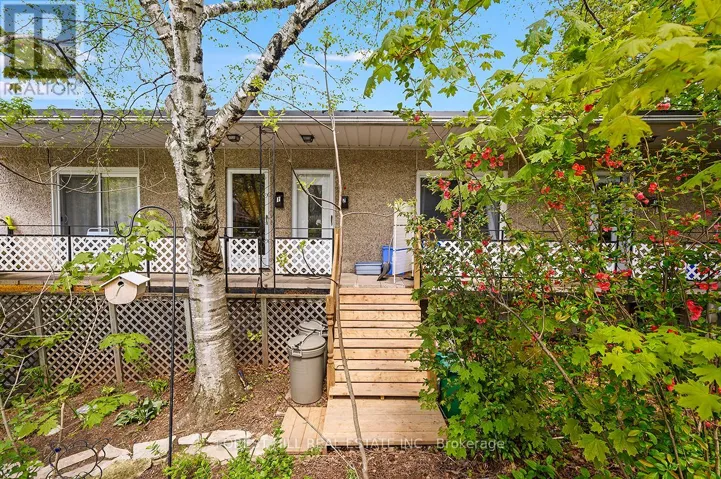 1 - 9 OAK STREET, Grimsby (Grimsby East), Ontario L3M3G4