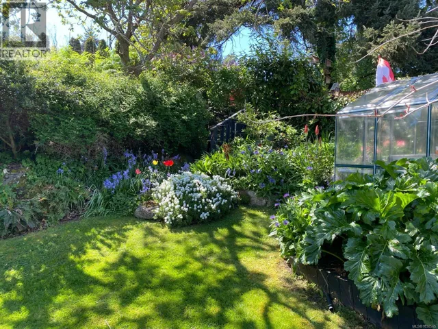 886 Cunningham Rd, Esquimalt, British Columbia V9A4M6
