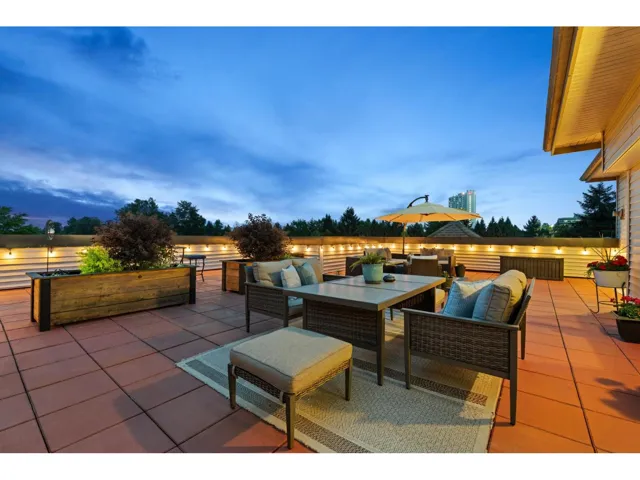 404 15220 GUILDFORD DRIVE, Surrey, British Columbia V3R0Y6