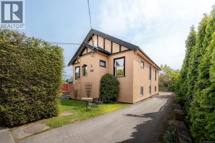 1913 Duchess St, Victoria, British Columbia V8R4W2