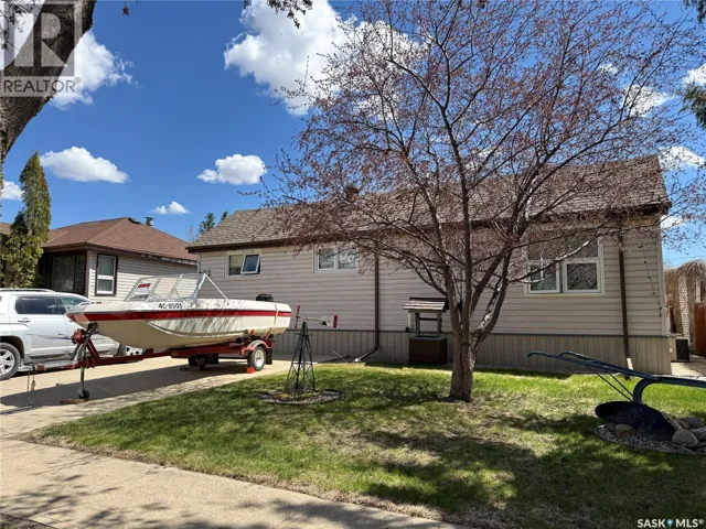 72 11th STREET, Weyburn, Saskatchewan S4H1J3