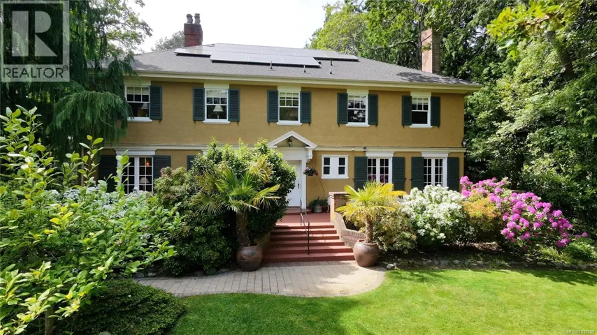 990 Terrace Ave, Victoria, British Columbia V8S3V3