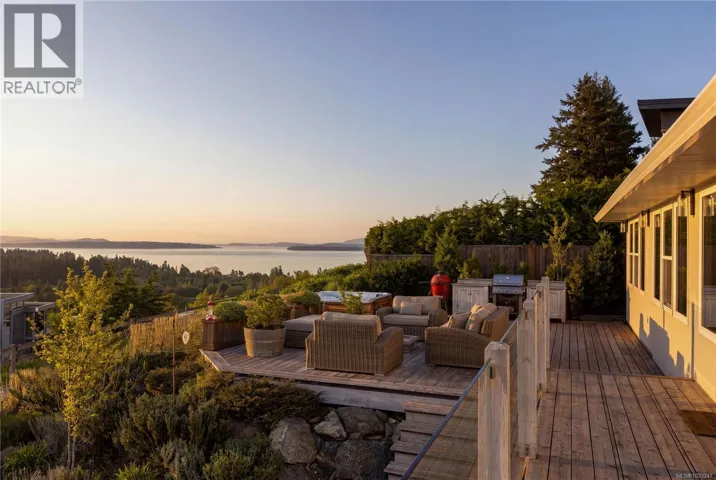 790 Del Monte Pl, Saanich, British Columbia V8Y2W3