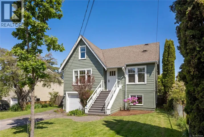 2052 Carrick St, Oak Bay, British Columbia V8R2M6
