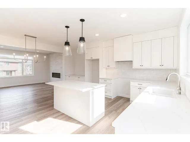 7135 MAY CR NW, Edmonton, Alberta T6R0V9