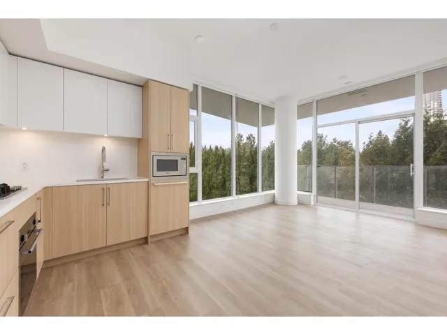 416 9675 KING GEORGE BOULEVARD, Surrey, British Columbia V3T0T7