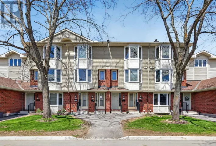 26 - 33 HAXBY PRIVATE, Ottawa, Ontario K1T3B5