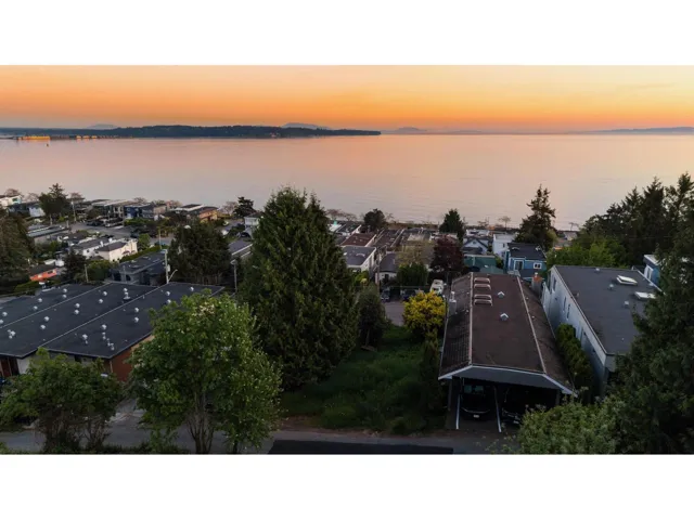 15519 COLUMBIA AVENUE, White Rock, British Columbia V4B1K5