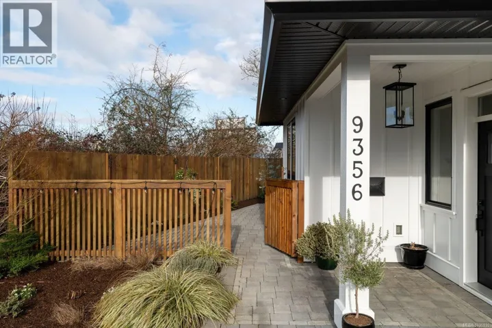 9356 East Saanich Rd, North Saanich, British Columbia V8L1H9