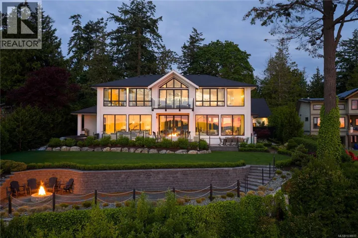 8425 Lochside Dr, Central Saanich, British Columbia V8M1T9