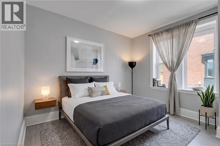 5 FAIRHOLT Road Unit# 8, Hamilton, Ontario L8M2S9