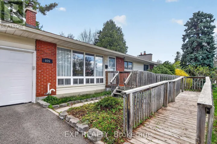 935 PLEASANT PARK ROAD, Ottawa, Ontario K1G1Z6