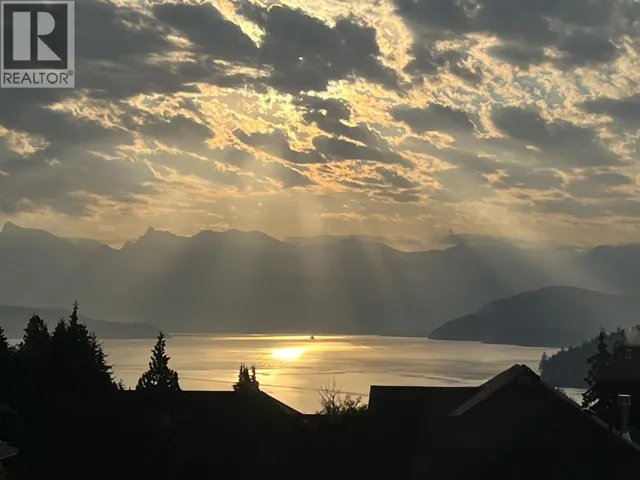 605 WOODLAND AVENUE, Gibsons, British Columbia V0N1V1