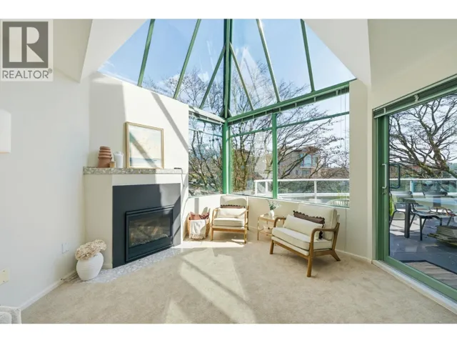 205 565 17TH STREET, West Vancouver, British Columbia V7V3S9