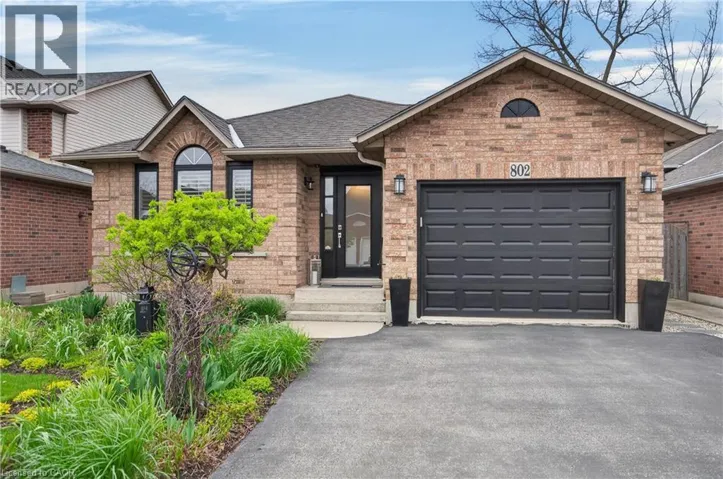 802 UPPER HORNING Road, Hamilton, Ontario L9C7R4