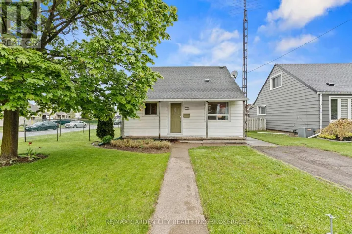 11 LINCOLN AVENUE, St. Catharines (Oakdale), Ontario L2P2J2
