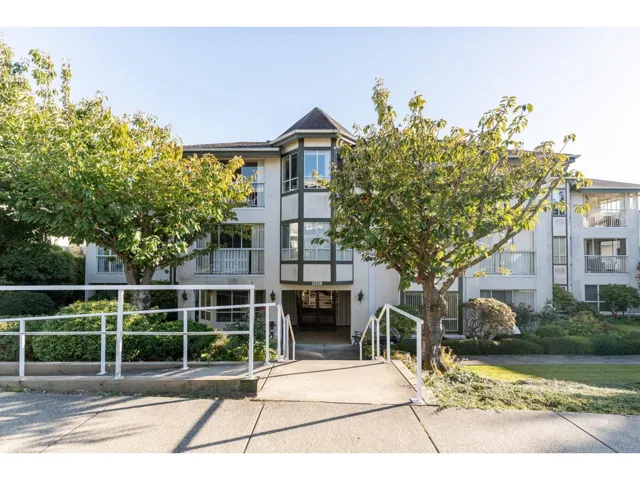204 15130 ROPER AVENUE, White Rock, British Columbia V4B2E7