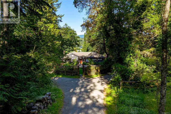 5168 Santa Clara Ave, Saanich, British Columbia V8Y1W4