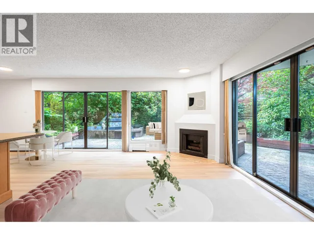 102 747 17TH STREET, West Vancouver, British Columbia V7V3T4